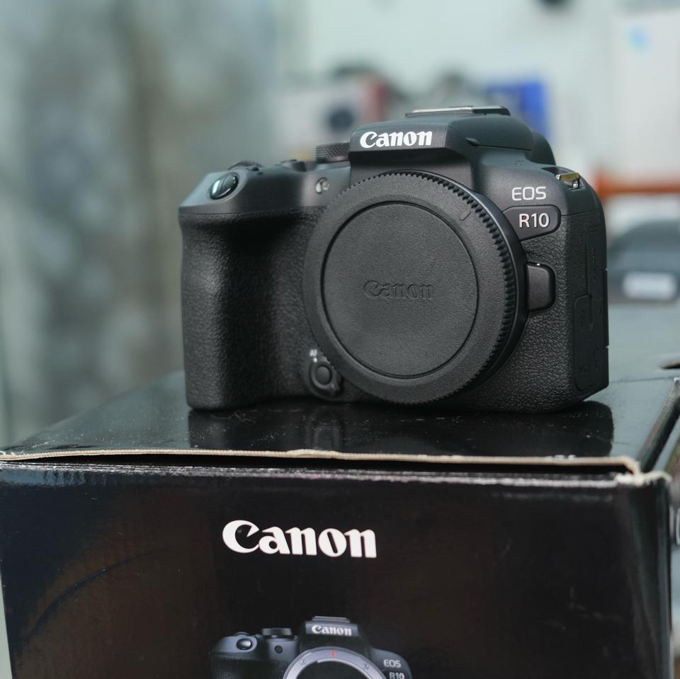 Máy ảnh Canon R10-duoc-ban-tai-Máy Ảnh Shop