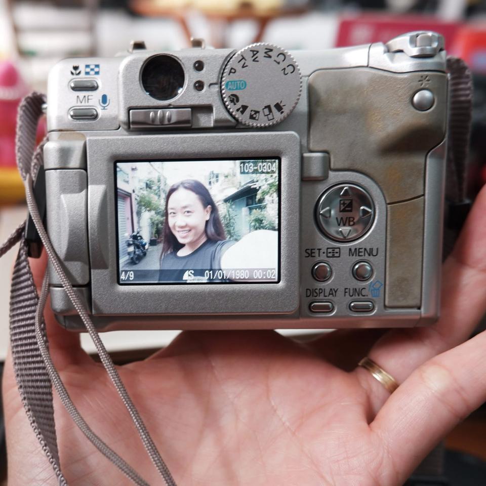 Canon PowerShot G6, màn hình lật-duoc-ban-tai-Máy Ảnh Shop