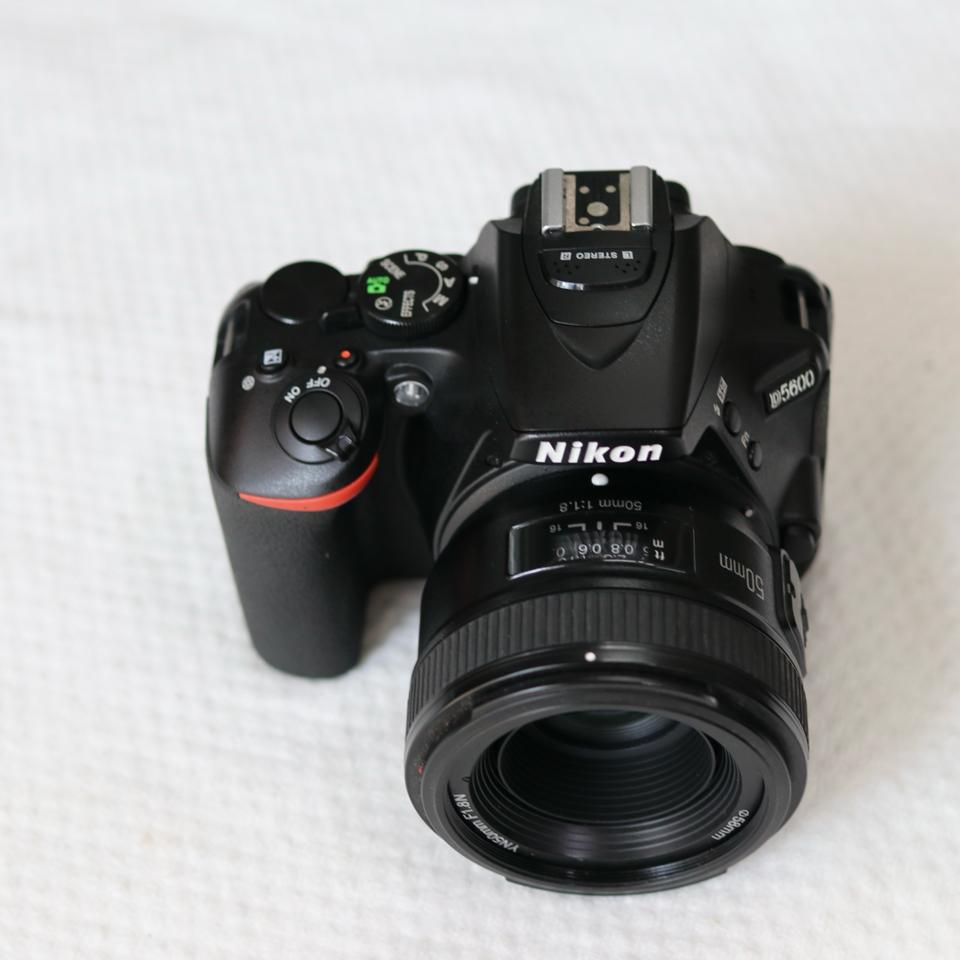 Nikon D5600 kèm lens 50 1.8 Yongnuo-duoc-ban-tai-Máy Ảnh Shop