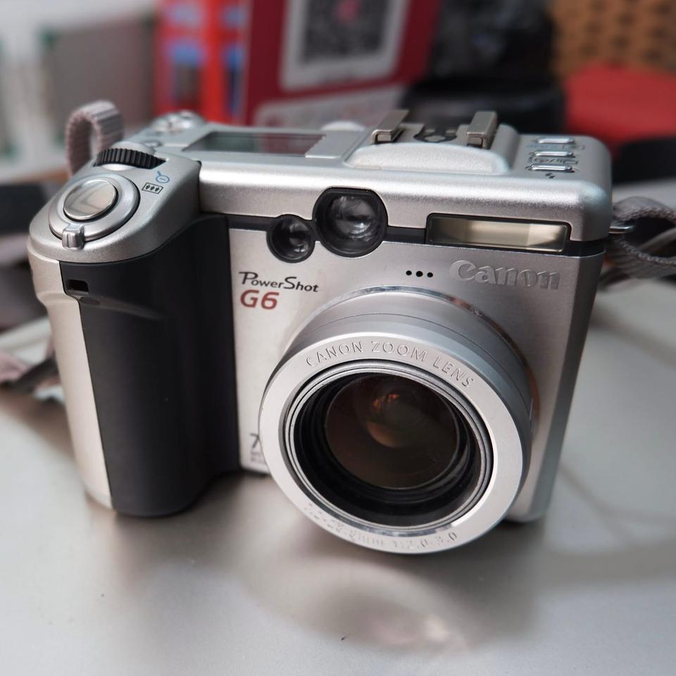 Canon PowerShot G6, màn hình lật-duoc-ban-tai-Máy Ảnh Shop