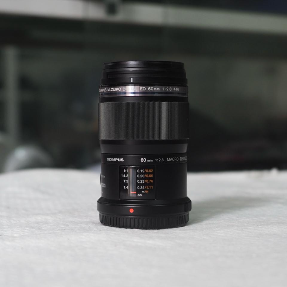 Olympus M.Zuiko Digital ED 60mm F2.8 Macro, Mới 98%-duoc-ban-tai-Máy Ảnh Shop