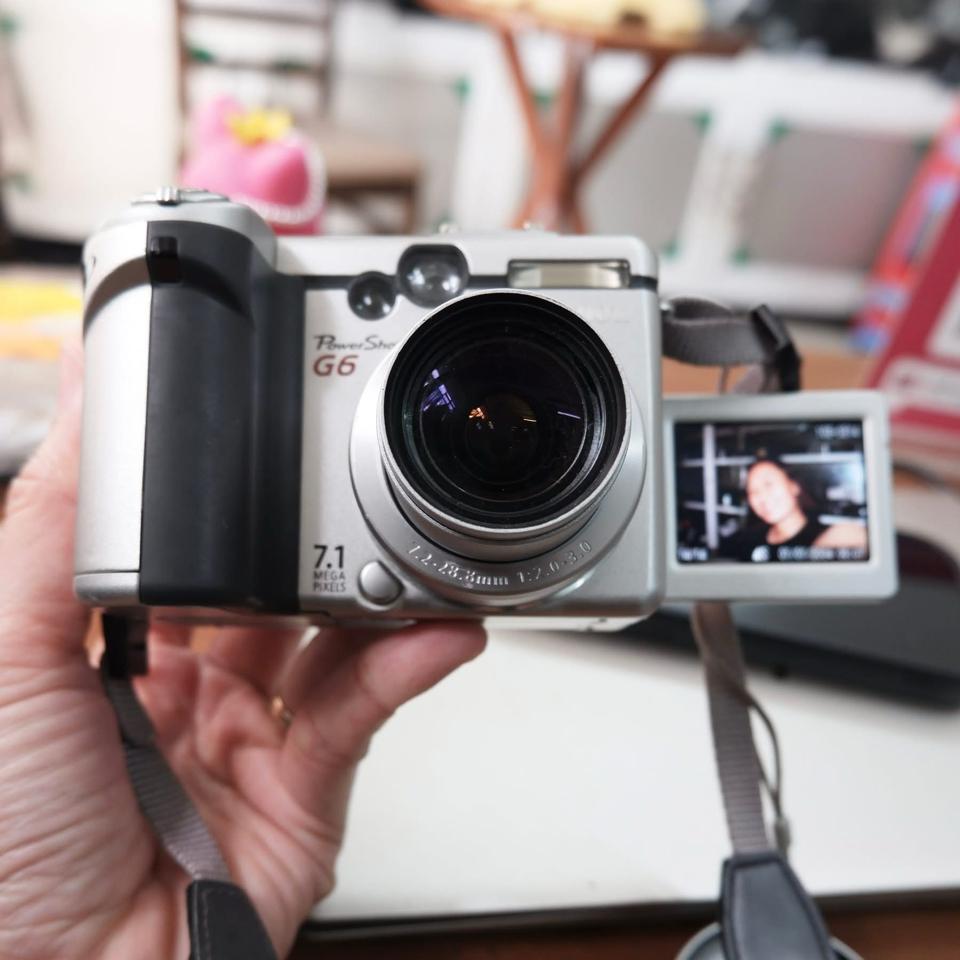 Canon PowerShot G6, màn hình lật-duoc-ban-tai-Máy Ảnh Shop