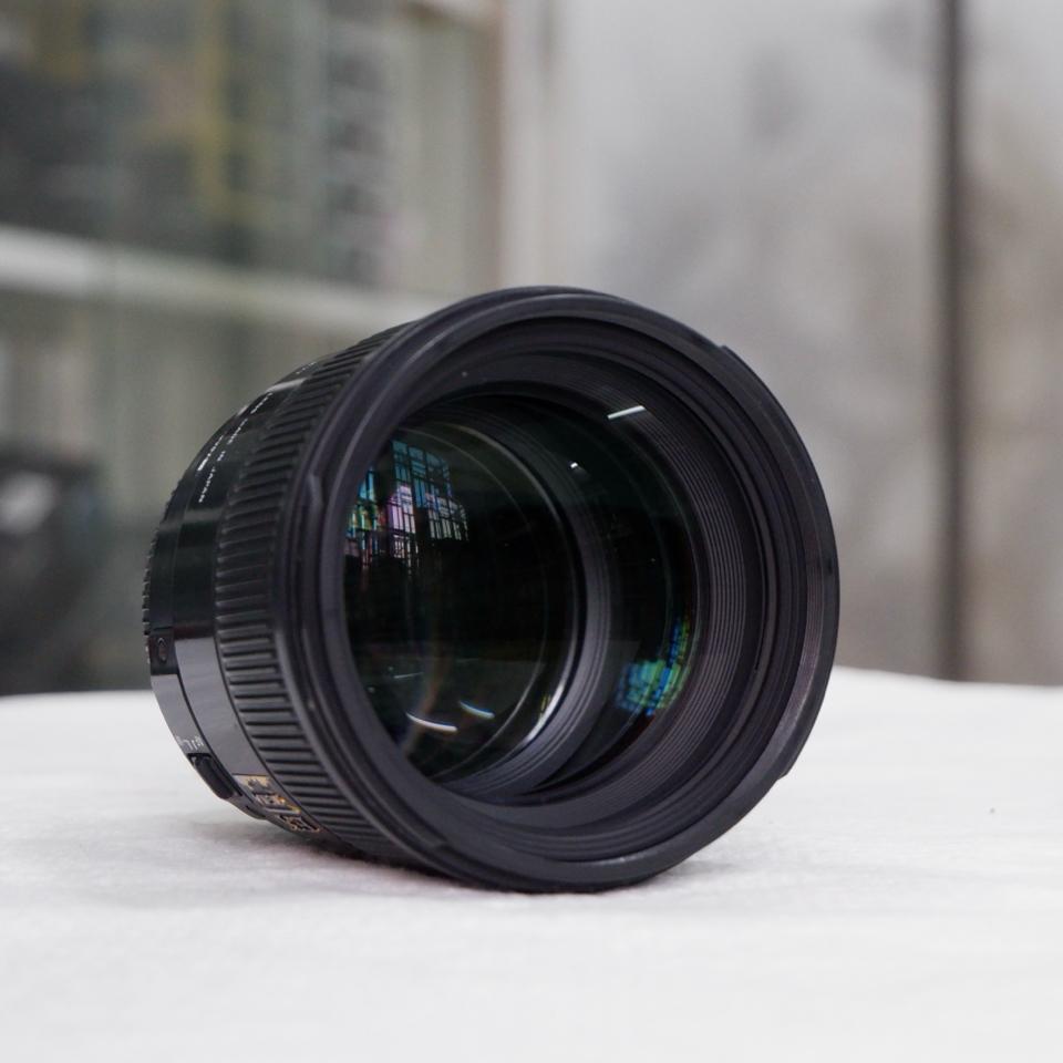 Ống kính Canon Sigma 85mm 1.4-duoc-ban-tai-Máy Ảnh Shop