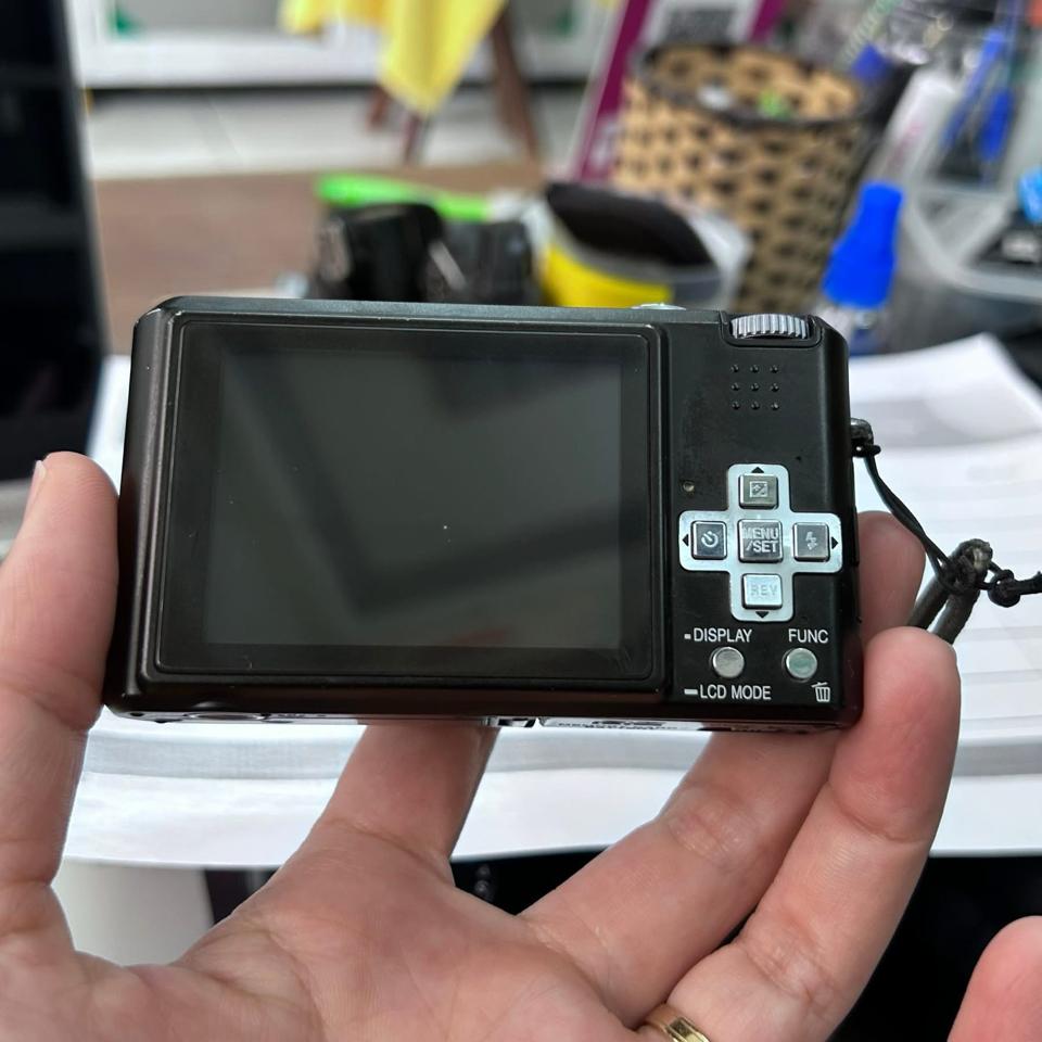 Máy Ảnh Panasonic Lumix DMC-FX100-duoc-ban-tai-Máy Ảnh Shop