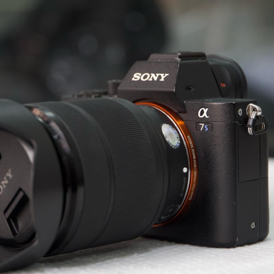 Sony Alpha A7S Mark II + Sony FE 28-70mm f/3.5-5.6 OSS-duoc-ban-tai-Máy Ảnh Shop
