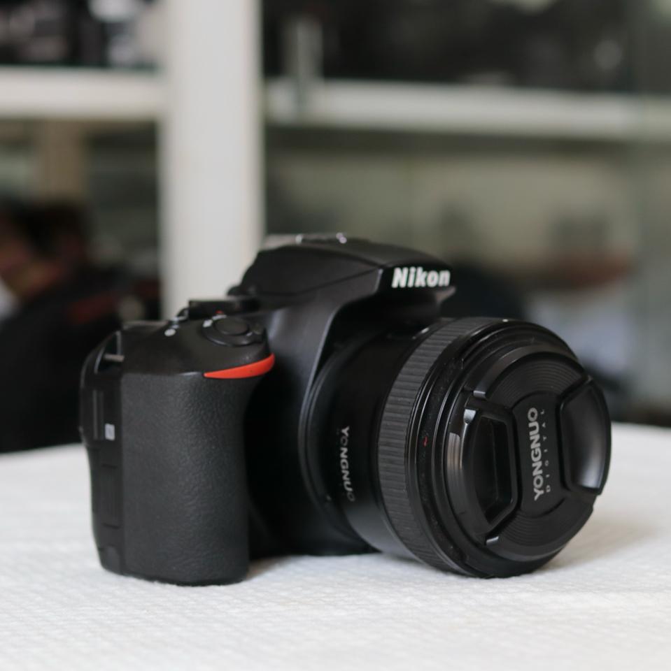 Nikon D5600 kèm lens 50 1.8 Yongnuo-duoc-ban-tai-Máy Ảnh Shop