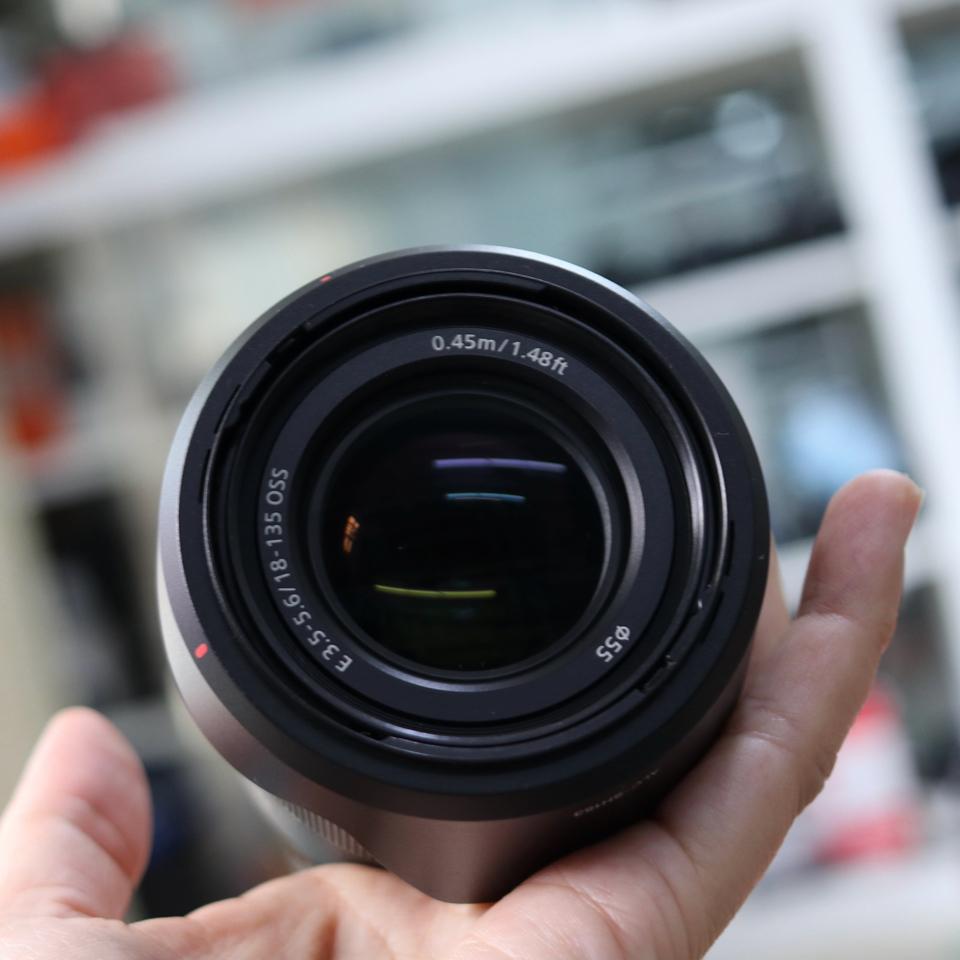 Sony E 18-135mm f/3.5-5.6 OSS use đẹp-duoc-ban-tai-Máy Ảnh Shop