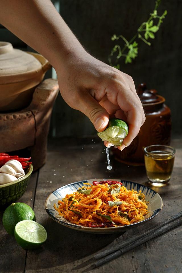 Khô gà lá chanh-duoc-ban-tai-DUYÊN CAFE