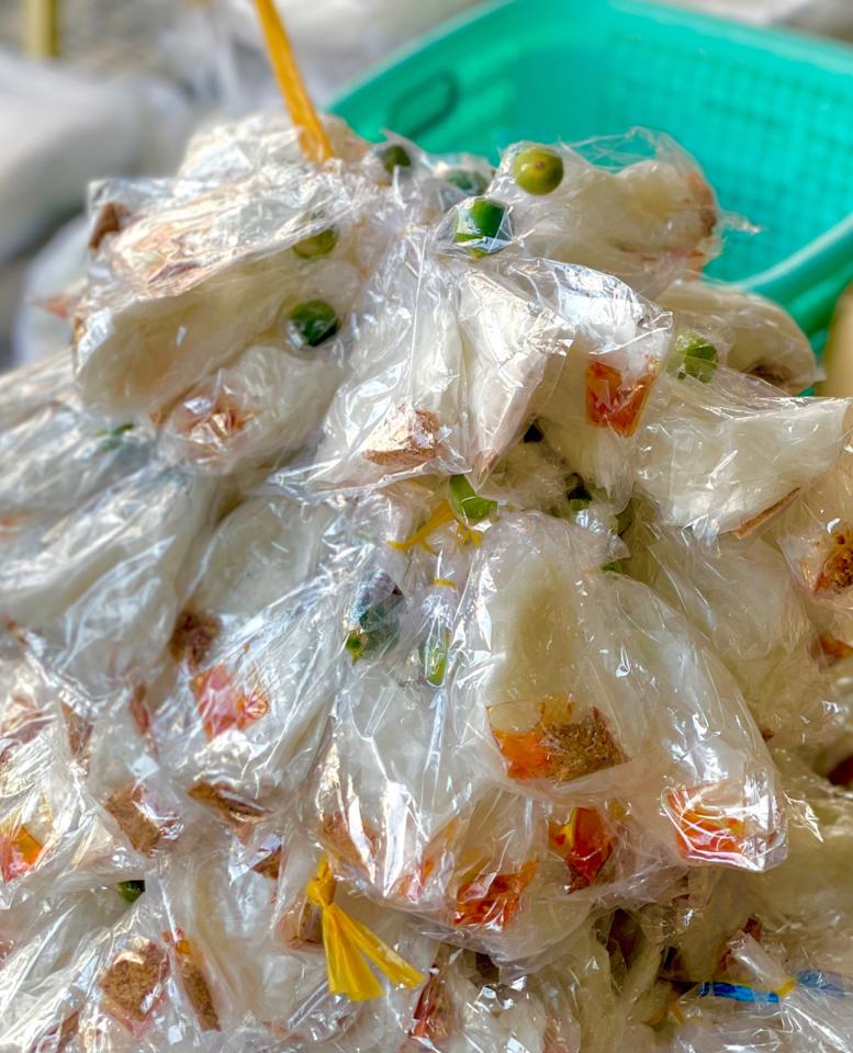 Xâu vò muối sa tế - chùm 60 bịch-duoc-ban-tai-Thảo Nguyên - Bánh tráng Tây Ninh