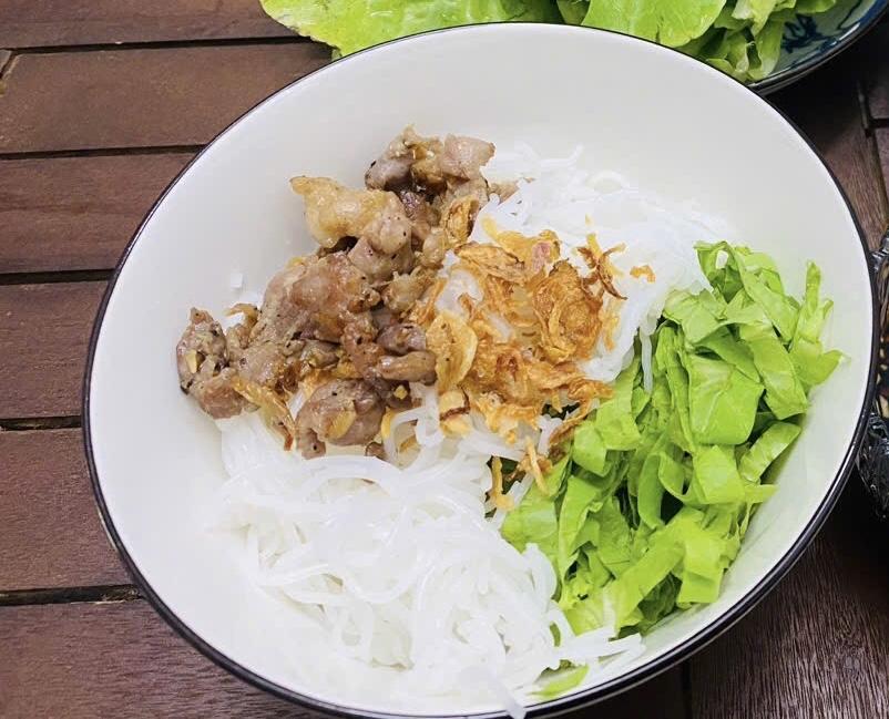 Bún thịt xào-duoc-ban-tai-Nekoni Station