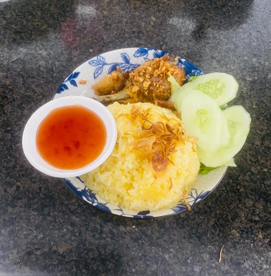 Cơm gà-duoc-ban-tai-Nekoni Station