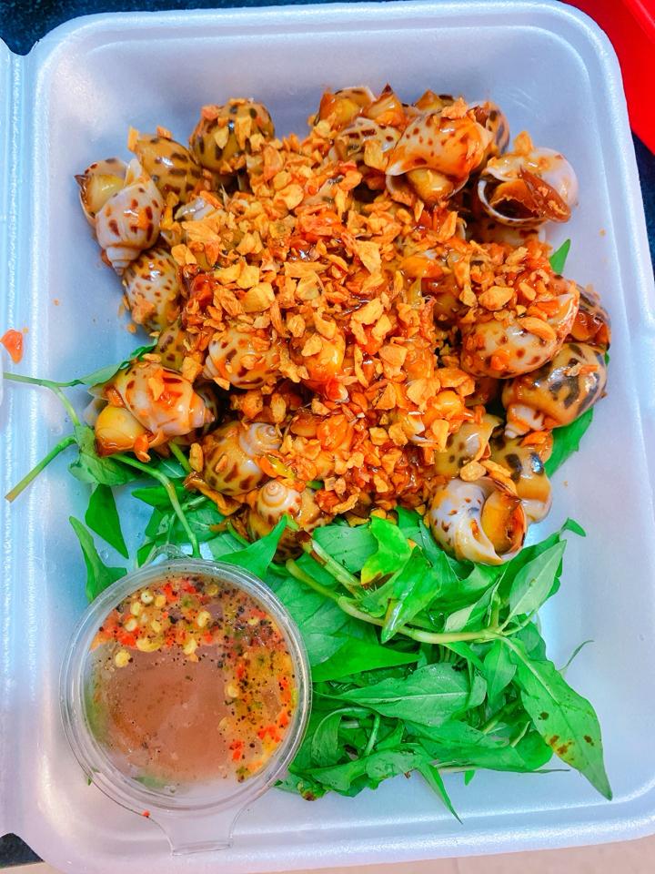 Ốc hương cháy tỏi-duoc-ban-tai-Hải sản phương đan
