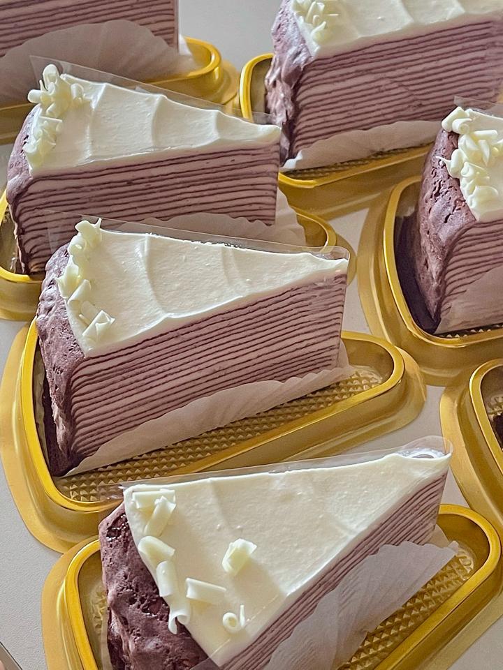 Hộp đựng bánh tam giác (1 slice) (ADD-ON)-duoc-ban-tai-CHUN Mille Crepe & Cakes (SHOP ONLINE)