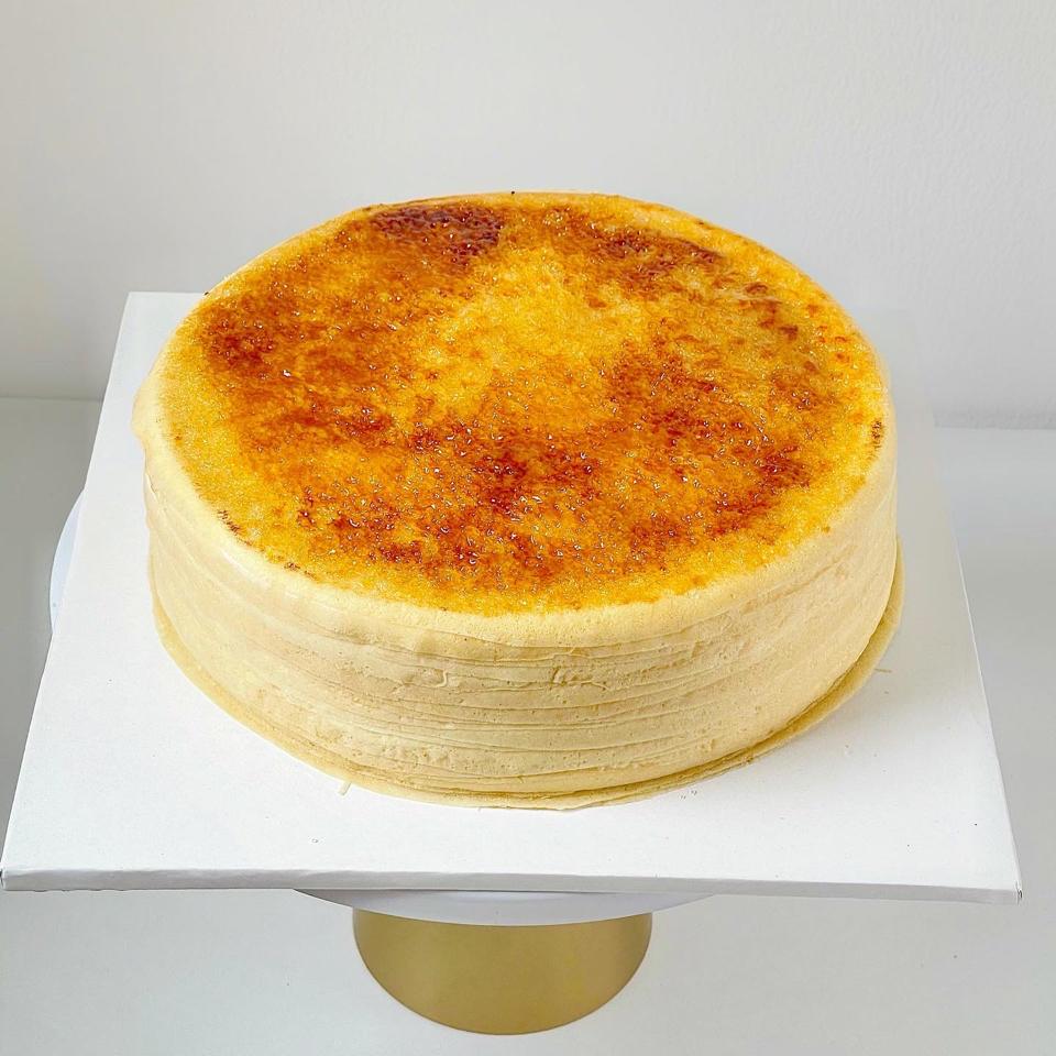 Creme Brulee Mille Crepe 20cm-duoc-ban-tai-CHUN Mille Crepe & Cakes (SHOP ONLINE)