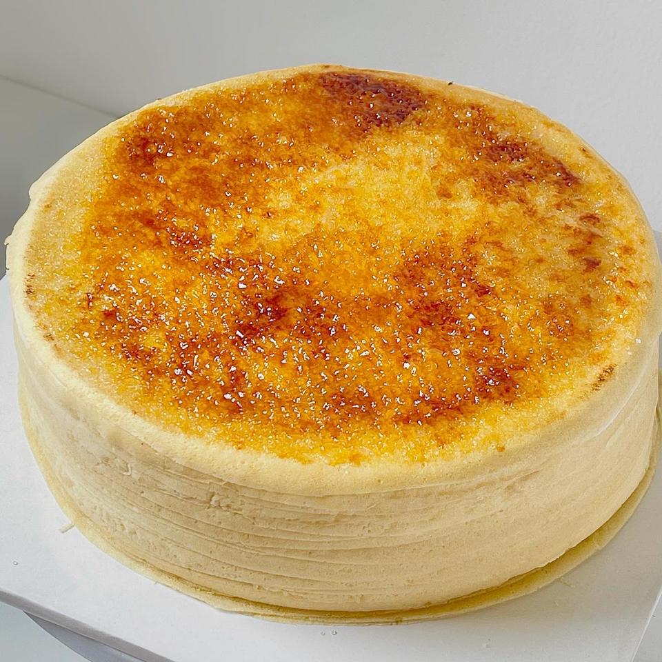Creme Brulee Mille Crepe 20cm-duoc-ban-tai-CHUN Mille Crepe & Cakes (SHOP ONLINE)