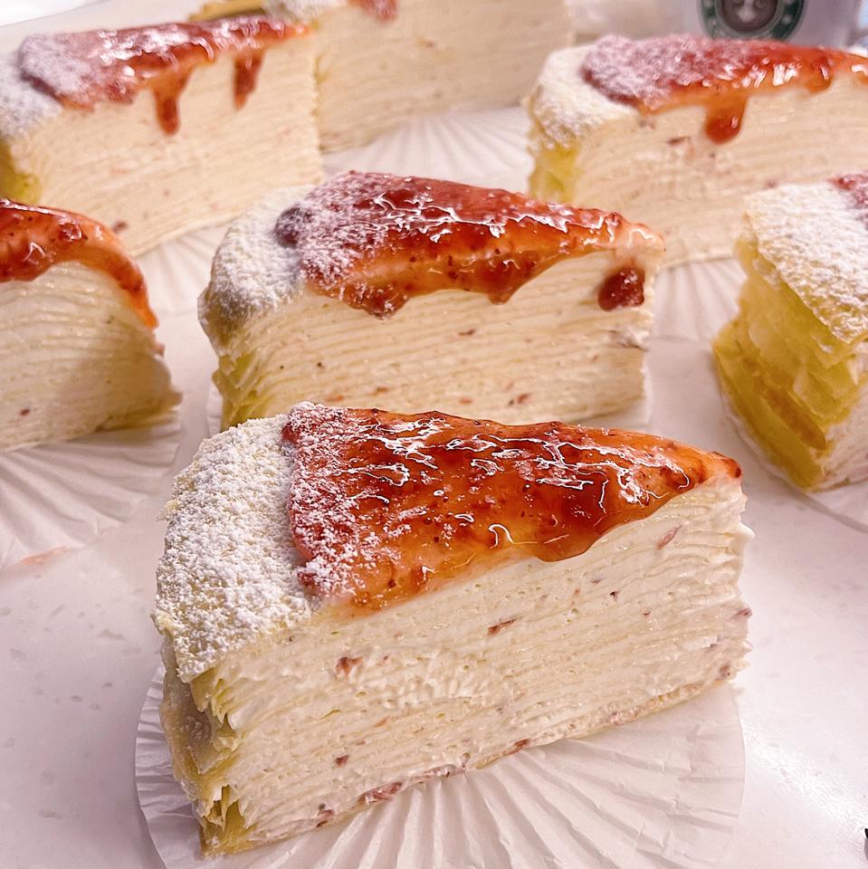 Strawberry Mille Crepe-duoc-ban-tai-CHUN Mille Crepe & Cakes (SHOP ONLINE)
