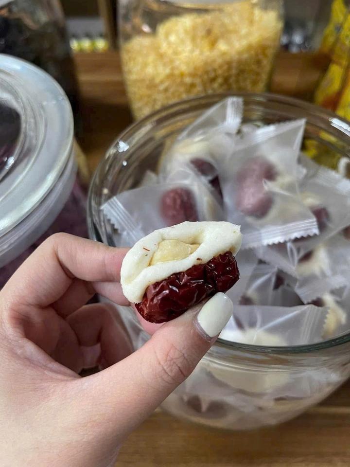Táo đỏ kẹp sữa lạc đà hạt điều-duoc-ban-tai-Yummy Nuts-Thế Giới Hạt Ngon!