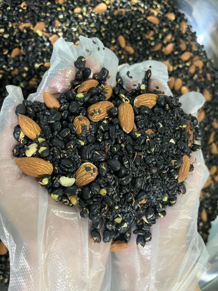 Bột mè đen 15%,hạnh nhân 15%, đậu đen nảy mầm 70%-duoc-ban-tai-Yummy Nuts-Thế Giới Hạt Ngon!