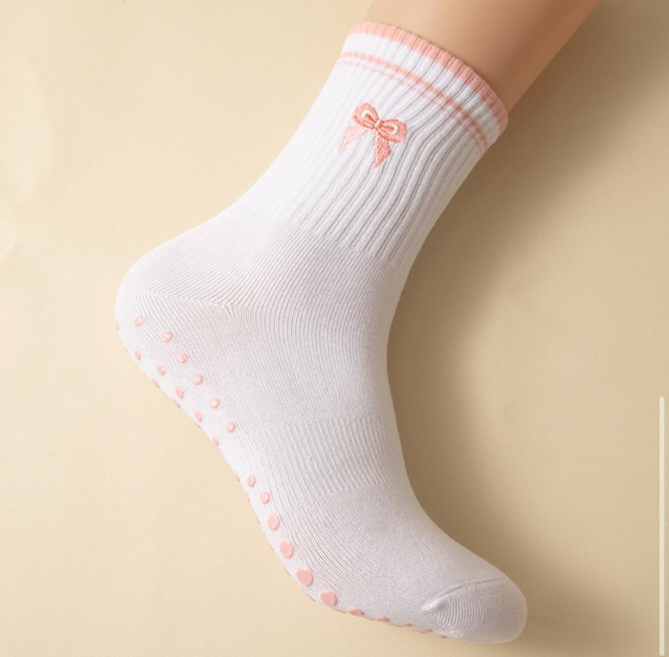 Ribbon Socks - VỚ TẬP THỂ THAO CHỐNG TRƯỢT cổ trung hoạ tiết thêu dễ huông-duoc-ban-tai-She Ate - active wear