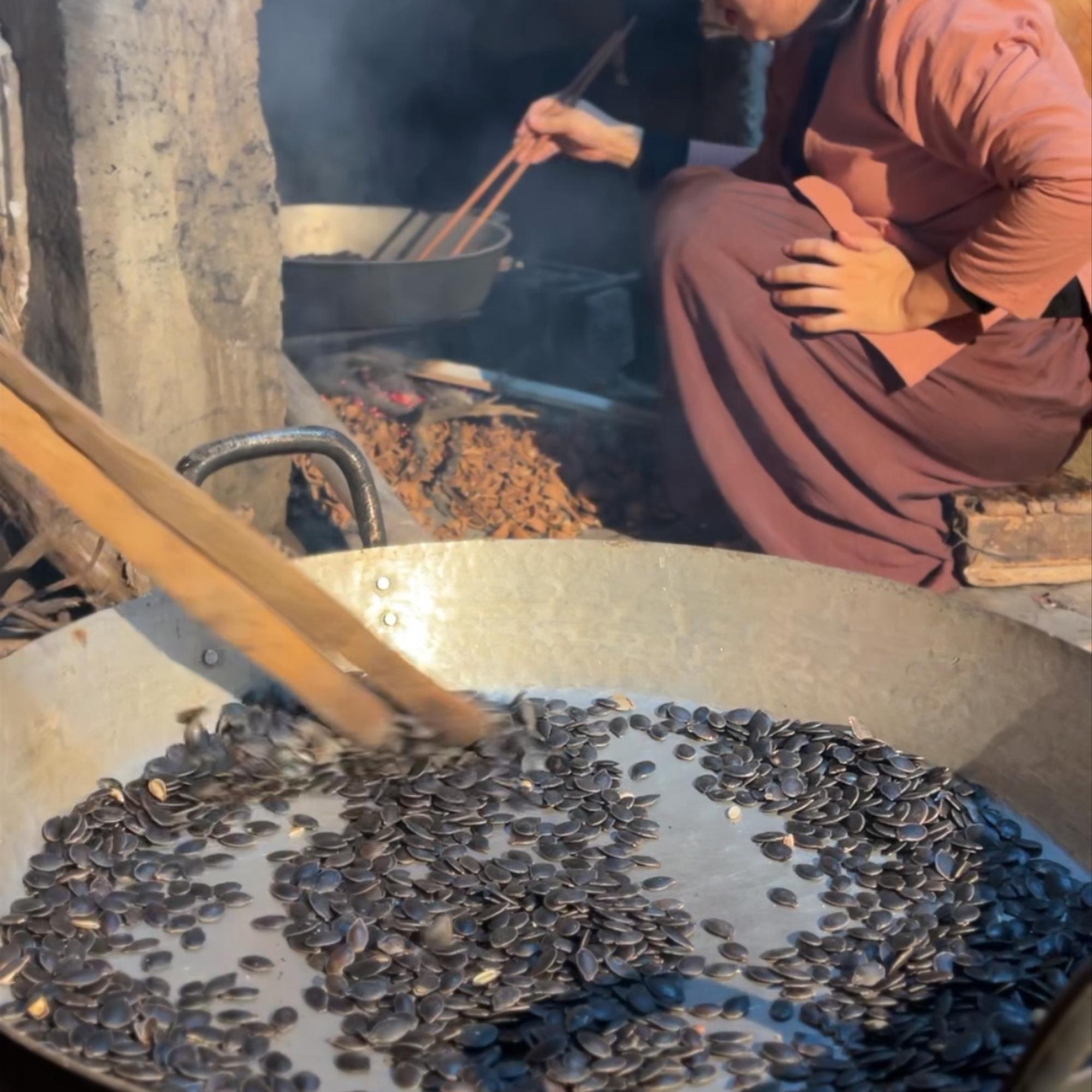 Hạt bí mèo đen rang-duoc-ban-tai-Nông Sản Sạch Tây Bắc