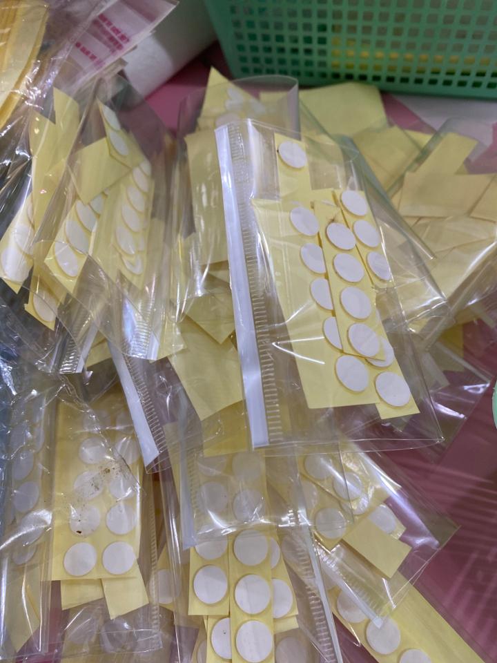 Dán charm-duoc-ban-tai-Huỳnh Phụ Kiện