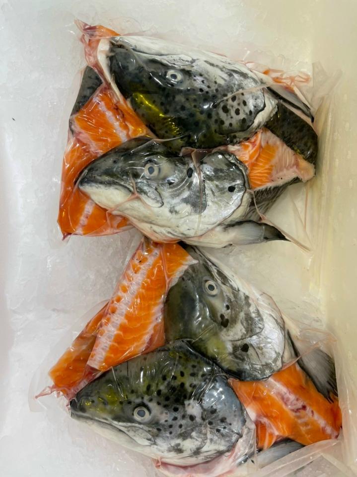 Bộ đầu lườn xương cá hồi tươi Nauy -duoc-ban-tai-Toàn Food 4.0