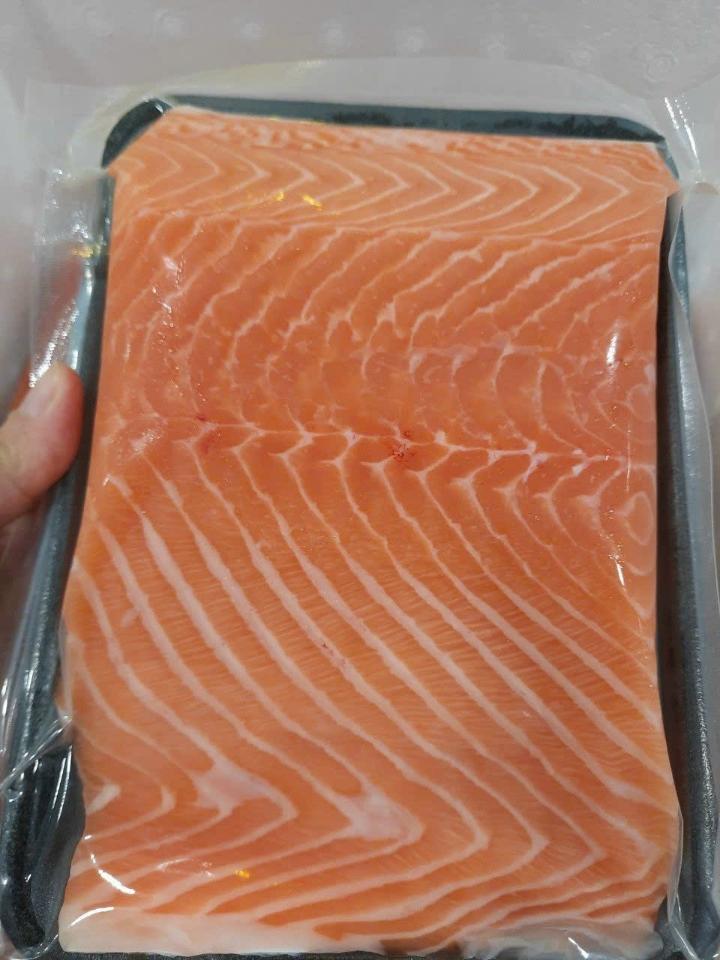File cá hồi tươi lẻ khay từ 1kg-duoc-ban-tai-Toàn 40