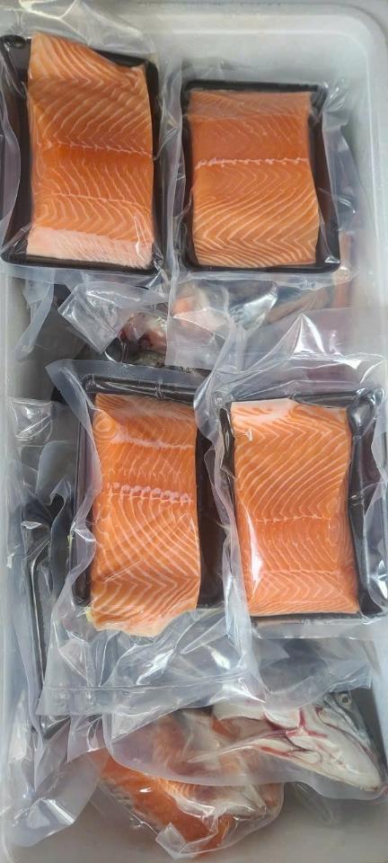File cá hồi tươi lẻ khay từ 1kg-duoc-ban-tai-Toàn 40