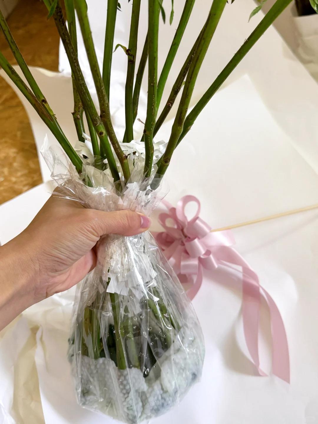 Dịch vụ bọc chân giữ nước cho hoa bó-duoc-ban-tai-Tiệm Dii