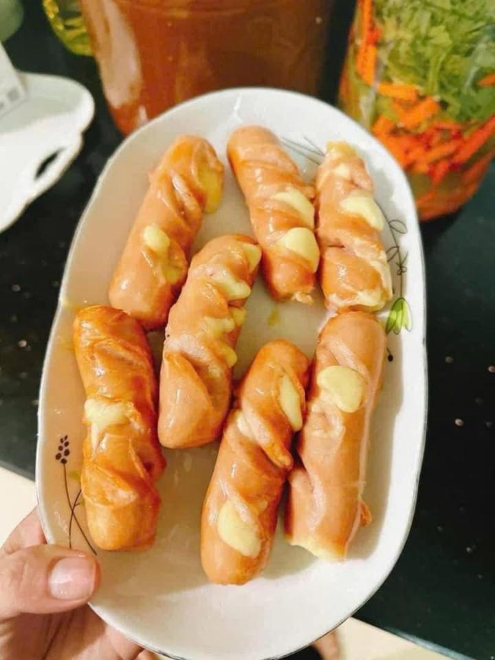 (ăn vặt) Xúc xích phomai-duoc-ban-tai-bún đậu Nhà Cốm