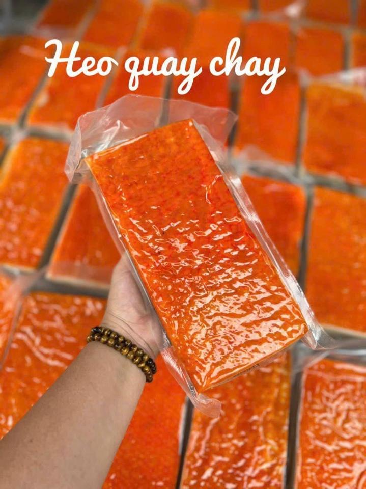 Heo quay chay-duoc-ban-tai-Cửa hàng nhà Mị