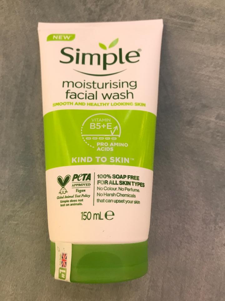 Sữa rửa mặt Simple cấp ẩm cho da khô 150 ml-duoc-ban-tai-Thư Cosmetic