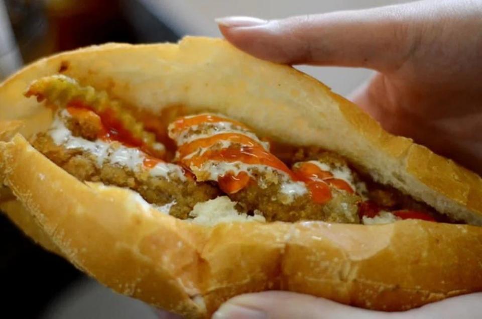 Bánh Mì Pate Nem Chua-duoc-ban-tai-A Béo Quán