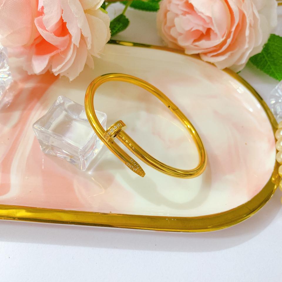 Vòng tay đinh uốn có đá-duoc-ban-tai-Sunny Jewelry