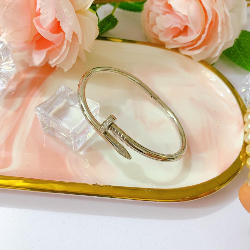 Vòng tay đinh uốn có đá-duoc-ban-tai-Sunny Jewelry