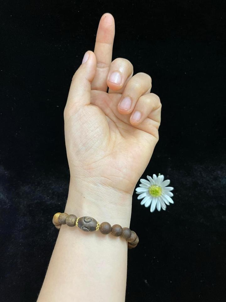 Vòng 18 hạt 8mm gắn chữ Vạn và 2 ốp vàng 10k-duoc-ban-tai-TRẦM HƯƠNG DADA