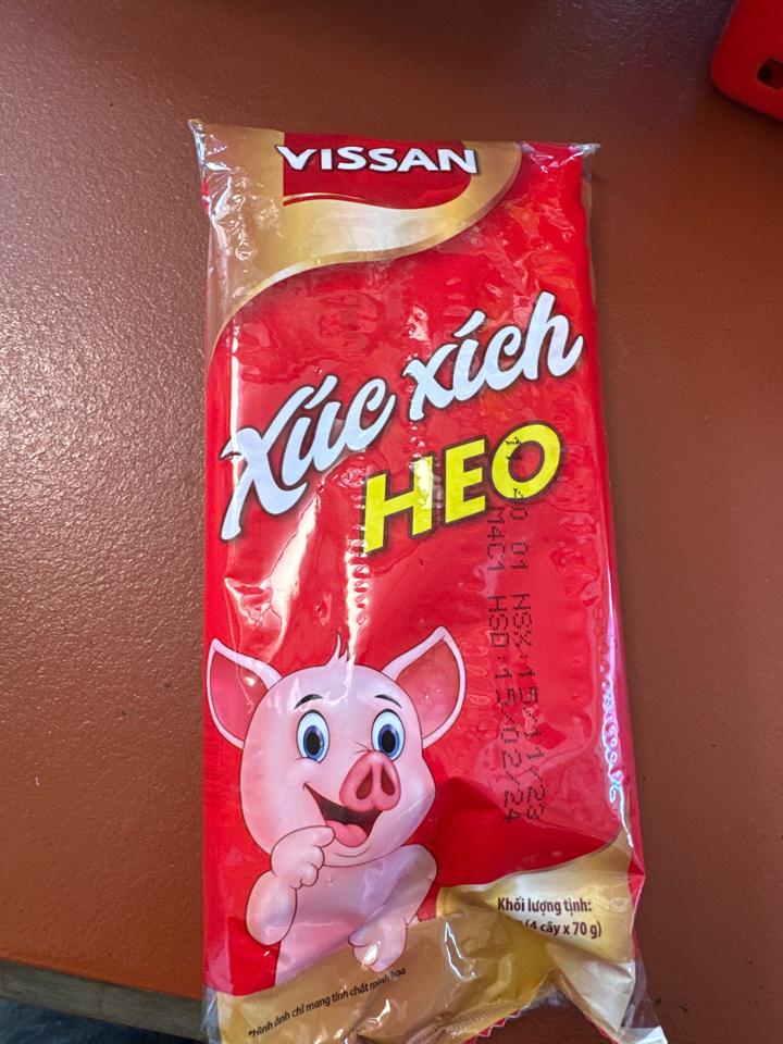 Xúc xích lớn-duoc-ban-tai-Sân Bóng 82 Plus