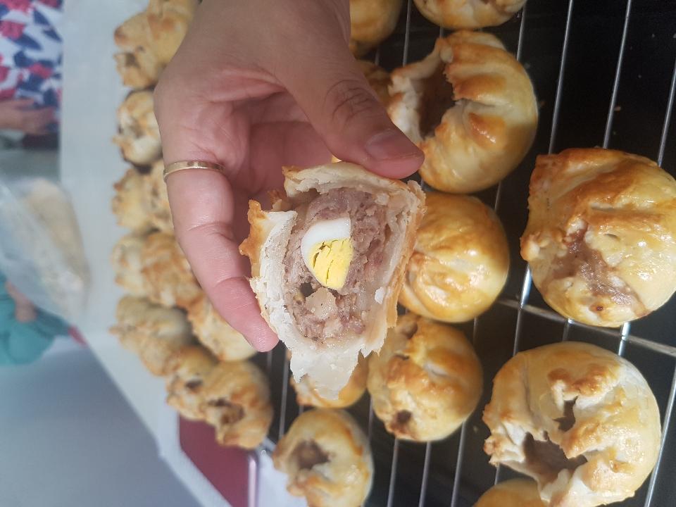 Bánh bao nướng xá xíu trứng cút-duoc-ban-tai-Há Cảo Xuất Khẩu