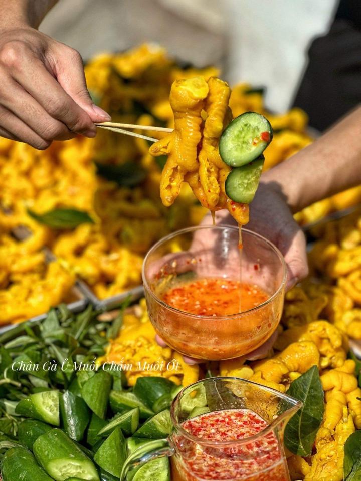 Chân Gà Rút Xương U Muối -duoc-ban-tai-SAIGON LAH by Miu Tan