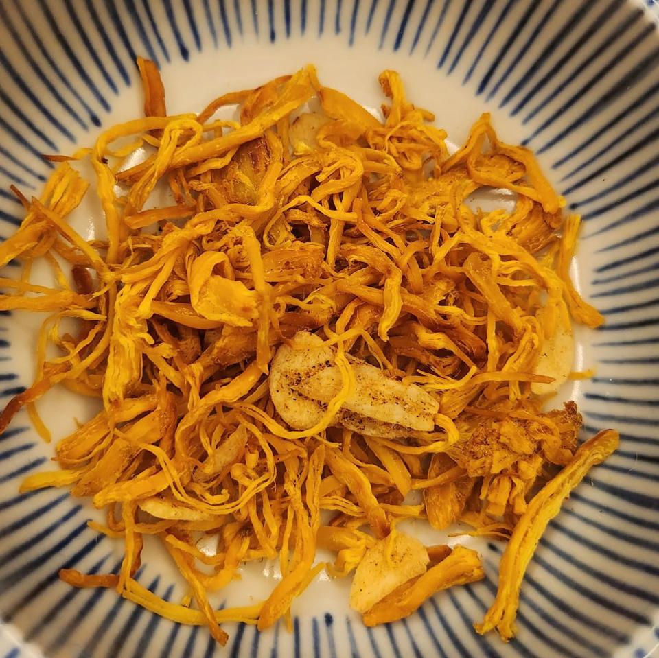 Khô Gà Giòn Tiêu Tỏi (500g)-duoc-ban-tai-SAIGON LAH by Miu Tan