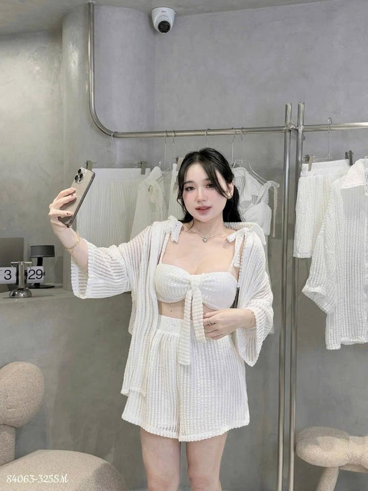 Set quần trắng áo khoác-duoc-ban-tai-𝐁𝐈𝐊𝐈𝐍𝐈 𝟏𝟗𝟗𝟗