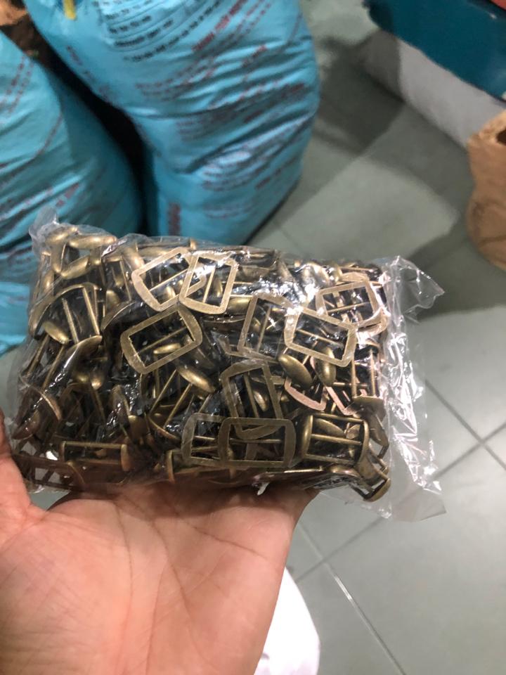 Khoá Ú trắng .-duoc-ban-tai-PHỤ LIỆU MŨ NÓN