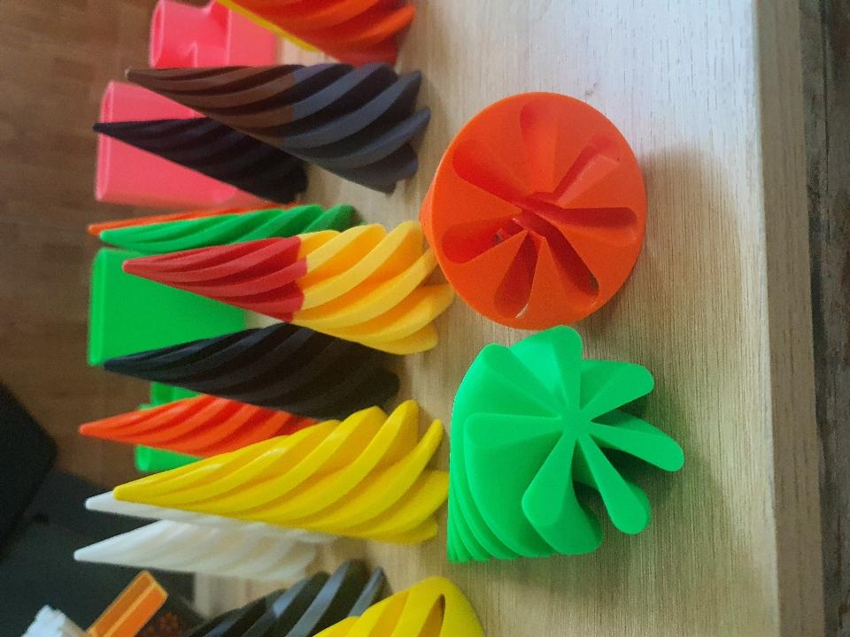 Cây thông xoắn-duoc-ban-tai-Lytran 3D Printing