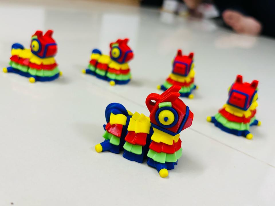 Con lân Pinata-duoc-ban-tai-Lytran 3D Printing