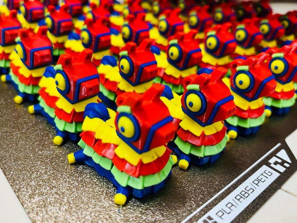Con lân Pinata-duoc-ban-tai-Lytran 3D Printing