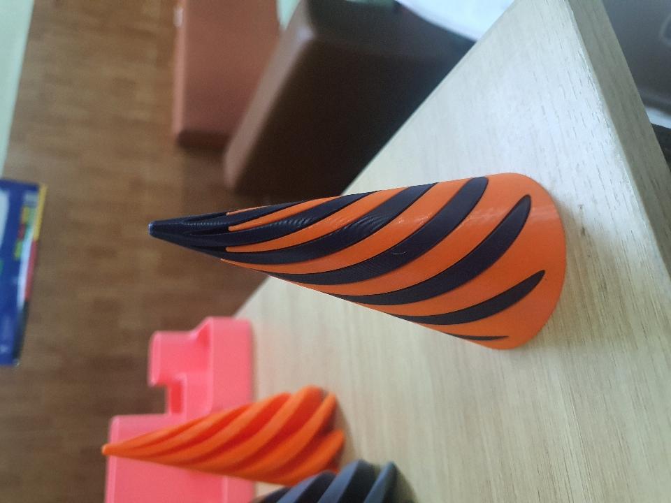 Cây thông xoắn-duoc-ban-tai-Lytran 3D Printing