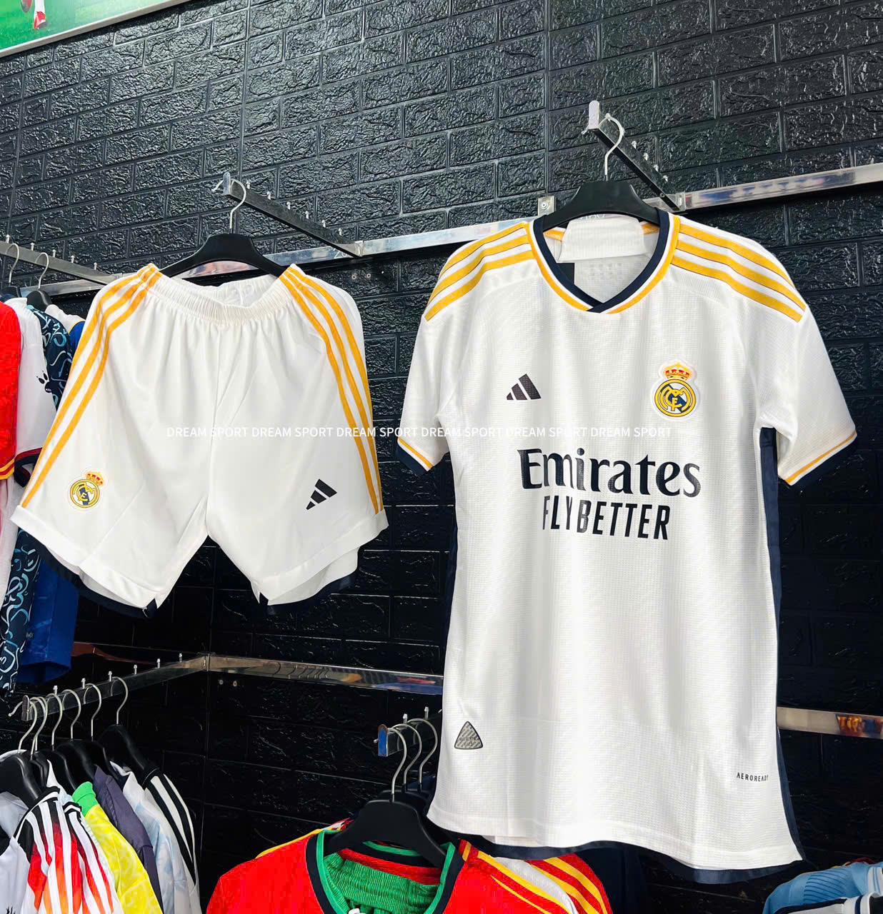 Bộ Real trắng sọc vàng 2023-duoc-ban-tai-DREAM SPORT