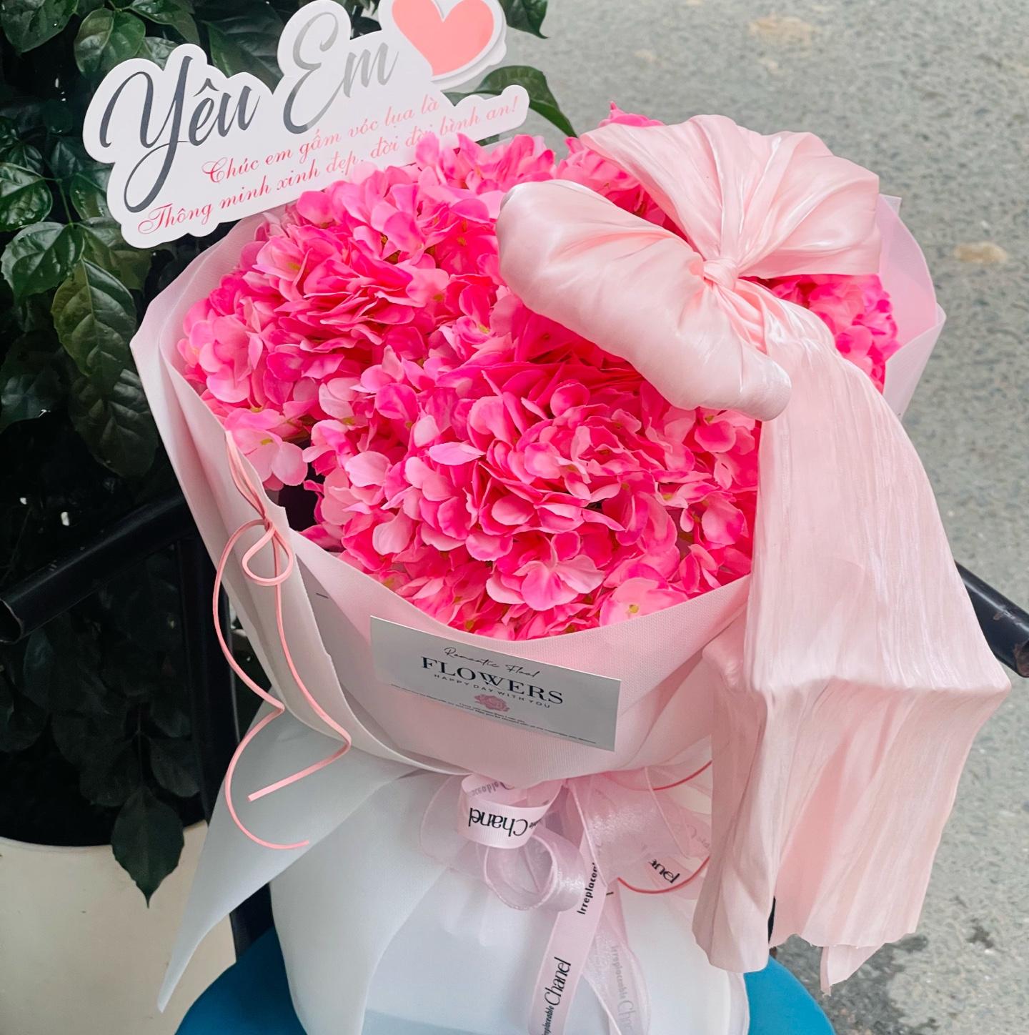 BÓ HOA LỤA TÚ CẦU HỒNG MIX NƠ-duoc-ban-tai-SHOP QUÀ TẶNG CHARME LANHVU