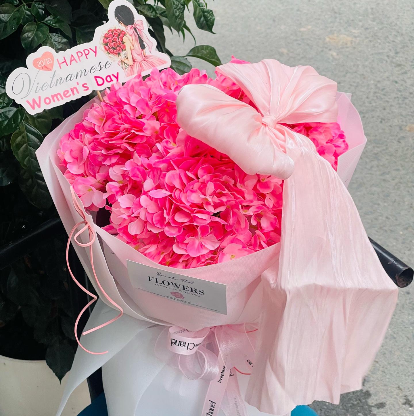 BÓ HOA LỤA TÚ CẦU HỒNG MIX NƠ-duoc-ban-tai-SHOP QUÀ TẶNG CHARME LANHVU