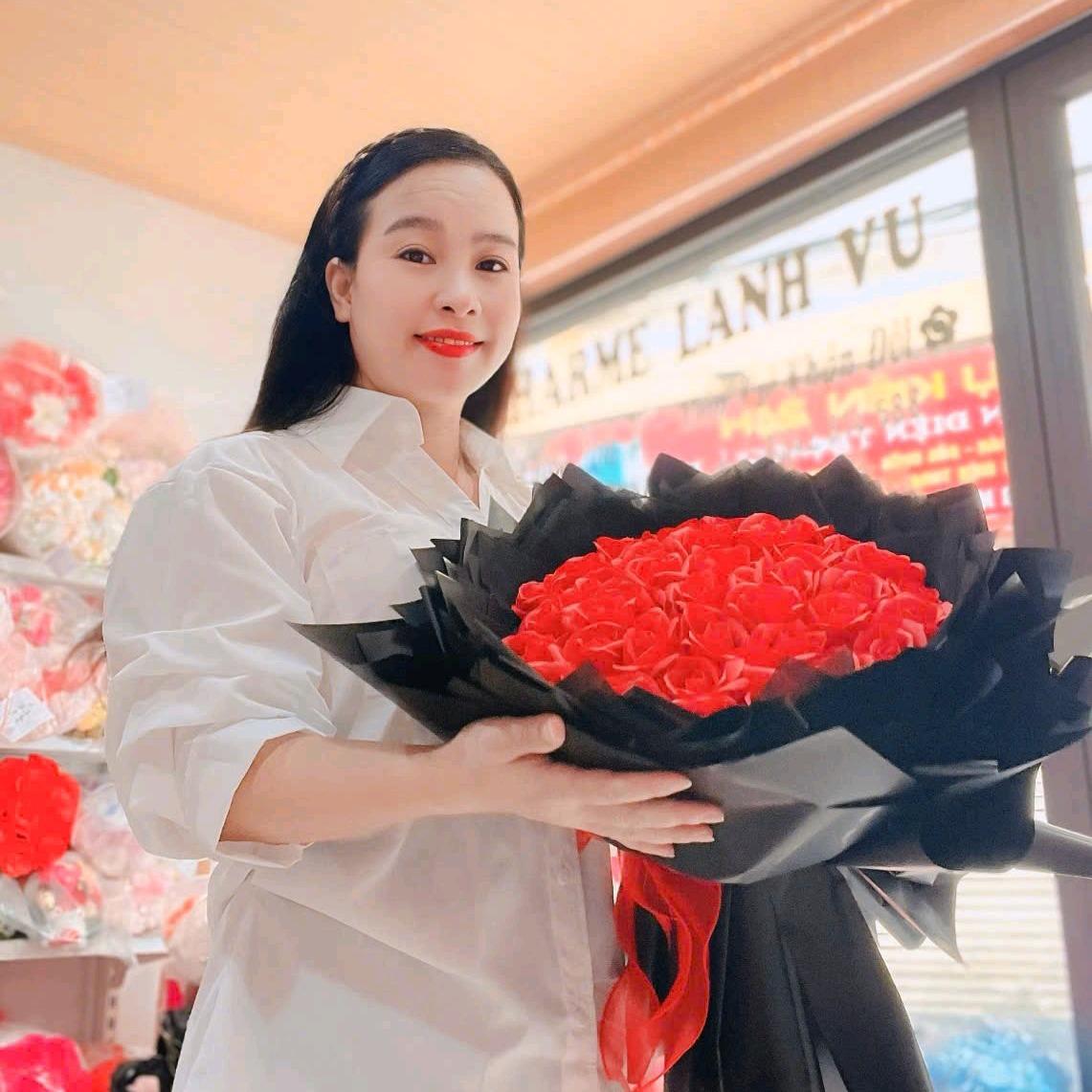 BÓ HOA SÁP ĐỎ ĐANG CÔNG CHÚA-duoc-ban-tai-SHOP QUÀ TẶNG CHARME LANHVU